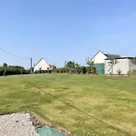 La Clairiere Maison Spacieuse Rénovée Joliment Décorée Confort 12 P 2 Sdb 2 Wc Grand Jardin Clos, Belle Terrasse Aménagée, Parking Privatif, Ping Pong Baby Foot Proche Omaha Et Bayeux, Chiens Bienvenus Сasa de vacaciones