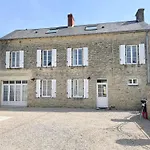 La Clairiere Maison Spacieuse Rénovée Joliment Décorée Confort 12 P 2 Sdb 2 Wc Grand Jardin Clos, Belle Terrasse Aménagée, Parking Privatif, Ping Pong Baby Foot Proche Omaha Et Bayeux, Chiens Bienvenus Сasa de vacaciones *