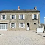 La Clairiere Maison Spacieuse Rénovée Joliment Décorée Confort 12 P 2 Sdb 2 Wc Grand Jardin Clos, Belle Terrasse Aménagée, Parking Privatif, Ping Pong Baby Foot Proche Omaha Et Bayeux, Chiens Bienvenus Сasa de vacaciones *