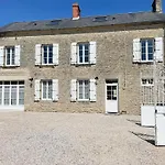 La Clairiere Maison Spacieuse Rénovée Joliment Décorée Confort 12 P 2 Sdb 2 Wc Grand Jardin Clos, Belle Terrasse Aménagée, Parking Privatif, Ping Pong Baby Foot Proche Omaha Et Bayeux, Chiens Bienvenus Crouay