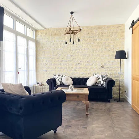 Hébergement de vacances La Clairiere Maison Spacieuse Rénovée Joliment Décorée Confort 12 P 2 Sdb 2 Wc Grand Jardin Clos, Belle Terrasse Aménagée, Parking Privatif, Ping Pong Baby Foot Proche Omaha Et Bayeux, Chiens Bienvenus Crouay