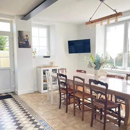 La Clairiere Maison Spacieuse Renovee Joliment Decoree Confort 12 P 2 Sdb 2 Wc Grand Jardin Clos, Belle Terrasse Amenagee, Parking Privatif, Ping Pong Baby Foot Proche Omaha Et Bayeux, Chiens Bienvenus بيت للعطل