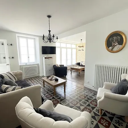 La Clairiere Maison Spacieuse Rénovée Joliment Décorée Confort 12 P 2 Sdb 2 Wc Grand Jardin Clos, Belle Terrasse Aménagée, Parking Privatif, Ping Pong Baby Foot Proche Omaha Et Bayeux, Chiens Bienvenus Hébergement de vacances *