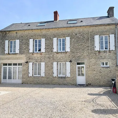 La Clairiere Maison Spacieuse Rénovée Joliment Décorée Confort 12 P 2 Sdb 2 Wc Grand Jardin Clos, Belle Terrasse Aménagée, Parking Privatif, Ping Pong Baby Foot Proche Omaha Et Bayeux, Chiens Bienvenus Hébergement de vacances *