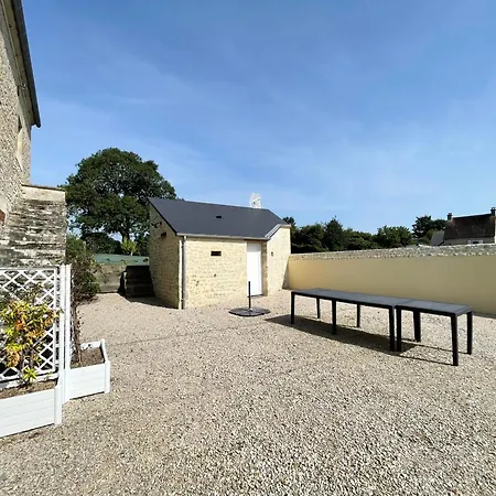 Hébergement de vacances La Clairiere Maison Spacieuse Rénovée Joliment Décorée Confort 12 P 2 Sdb 2 Wc Grand Jardin Clos, Belle Terrasse Aménagée, Parking Privatif, Ping Pong Baby Foot Proche Omaha Et Bayeux, Chiens Bienvenus Crouay