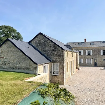 La Clairiere Maison Spacieuse Rénovée Joliment Décorée Confort 12 P 2 Sdb 2 Wc Grand Jardin Clos, Belle Terrasse Aménagée, Parking Privatif, Ping Pong Baby Foot Proche Omaha Et Bayeux, Chiens Bienvenus Hébergement de vacances Crouay