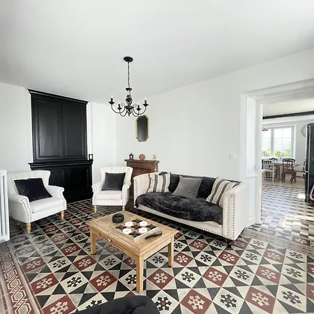 La Clairiere Maison Spacieuse Renovee Joliment Decoree Confort 12 P 2 Sdb 2 Wc Grand Jardin Clos, Belle Terrasse Amenagee, Parking Privatif, Ping Pong Baby Foot Proche Omaha Et Bayeux