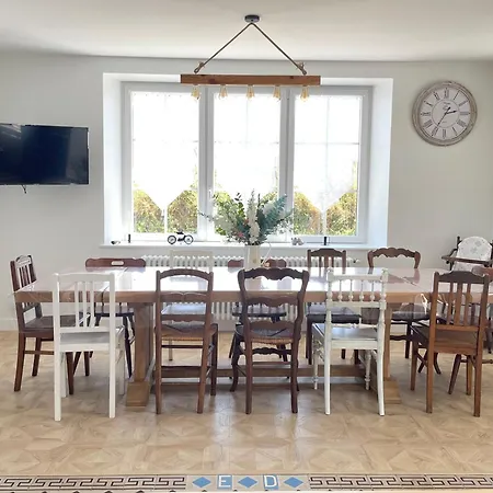Hébergement de vacances La Clairiere Maison Spacieuse Rénovée Joliment Décorée Confort 12 P 2 Sdb 2 Wc Grand Jardin Clos, Belle Terrasse Aménagée, Parking Privatif, Ping Pong Baby Foot Proche Omaha Et Bayeux, Chiens Bienvenus
