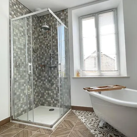 La Clairiere Maison Spacieuse Renovee Joliment Decoree Confort 12 P 2 Sdb 2 Wc Grand Jardin Clos, Belle Terrasse Amenagee, Parking Privatif, Ping Pong Baby Foot Proche Omaha Et Bayeux, Chiens Bienvenus *