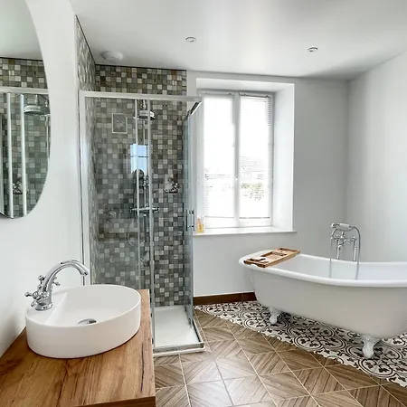 La Clairiere Maison Spacieuse Rénovée Joliment Décorée Confort 12 P 2 Sdb 2 Wc Grand Jardin Clos, Belle Terrasse Aménagée, Parking Privatif, Ping Pong Baby Foot Proche Omaha Et Bayeux, Chiens Bienvenus Hébergement de vacances *