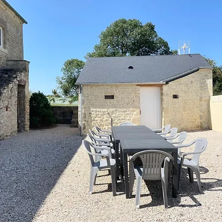 Hébergement de vacances La Clairiere Maison Spacieuse Rénovée Joliment Décorée Confort 12 P 2 Sdb 2 Wc Grand Jardin Clos, Belle Terrasse Aménagée, Parking Privatif, Ping Pong Baby Foot Proche Omaha Et Bayeux, Chiens Bienvenus Crouay