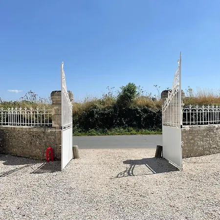Holiday home La Clairiere Maison Spacieuse Renovee Joliment Decoree Confort 12 P 2 Sdb 2 Wc Grand Jardin Clos, Belle Terrasse Amenagee, Parking Privatif, Ping Pong Baby Foot Proche Omaha Et Bayeux Crouay