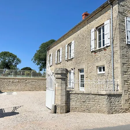 La Clairiere Maison Spacieuse Renovee Joliment Decoree Confort 12 P 2 Sdb 2 Wc Grand Jardin Clos, Belle Terrasse Amenagee, Parking Privatif, Ping Pong Baby Foot Proche Omaha Et Bayeux Holiday home Crouay