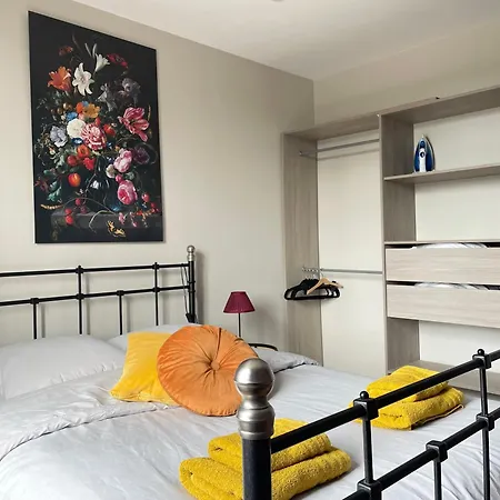 Hébergement de vacances La Clairiere Maison Spacieuse Rénovée Joliment Décorée Confort 12 P 2 Sdb 2 Wc Grand Jardin Clos, Belle Terrasse Aménagée, Parking Privatif, Ping Pong Baby Foot Proche Omaha Et Bayeux, Chiens Bienvenus