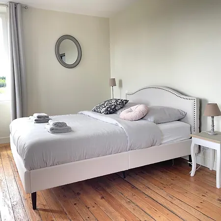 La Clairiere Maison Spacieuse Rénovée Joliment Décorée Confort 12 P 2 Sdb 2 Wc Grand Jardin Clos, Belle Terrasse Aménagée, Parking Privatif, Ping Pong Baby Foot Proche Omaha Et Bayeux, Chiens Bienvenus Hébergement de vacances *