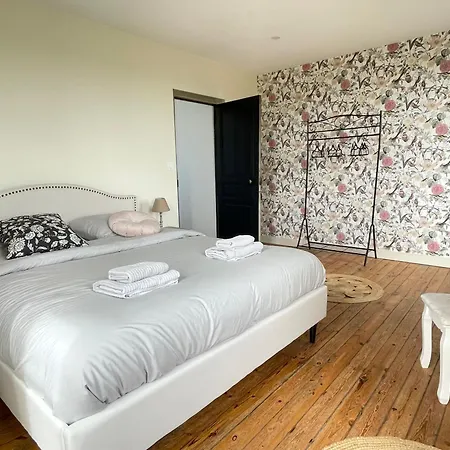 La Clairiere Maison Spacieuse Rénovée Joliment Décorée Confort 12 P 2 Sdb 2 Wc Grand Jardin Clos, Belle Terrasse Aménagée, Parking Privatif, Ping Pong Baby Foot Proche Omaha Et Bayeux, Chiens Bienvenus