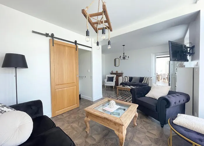 La Clairiere Maison Spacieuse Renovee Joliment Decoree Confort 12 P 2 Sdb 2 Wc Grand Jardin Clos, Belle Terrasse Amenagee, Parking Privatif, Ping Pong Baby Foot Proche Omaha Et Bayeux, Chiens Bienvenus *