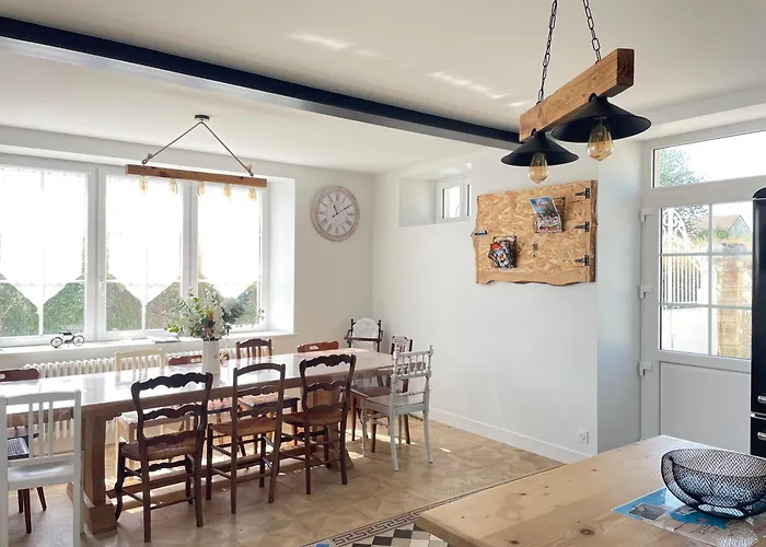 La Clairiere Maison Spacieuse Renovee Joliment Decoree Confort 12 P 2 Sdb 2 Wc Grand Jardin Clos, Belle Terrasse Amenagee, Parking Privatif, Ping Pong Baby Foot Proche Omaha Et Bayeux, Chiens Bienvenus