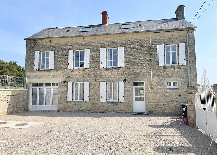 La Clairiere Maison Spacieuse Rénovée Joliment Décorée Confort 12 P 2 Sdb 2 Wc Grand Jardin Clos, Belle Terrasse Aménagée, Parking Privatif, Ping Pong Baby Foot Proche Omaha Et Bayeux, Chiens Bienvenus Hébergement de vacances *