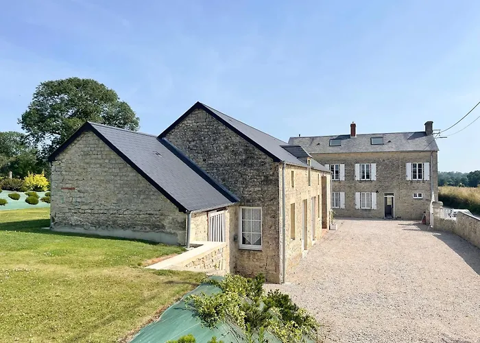 La Clairiere Maison Spacieuse Rénovée Joliment Décorée Confort 12 P 2 Sdb 2 Wc Grand Jardin Clos, Belle Terrasse Aménagée, Parking Privatif, Ping Pong Baby Foot Proche Omaha Et Bayeux, Chiens Bienvenus Hébergement de vacances Crouay