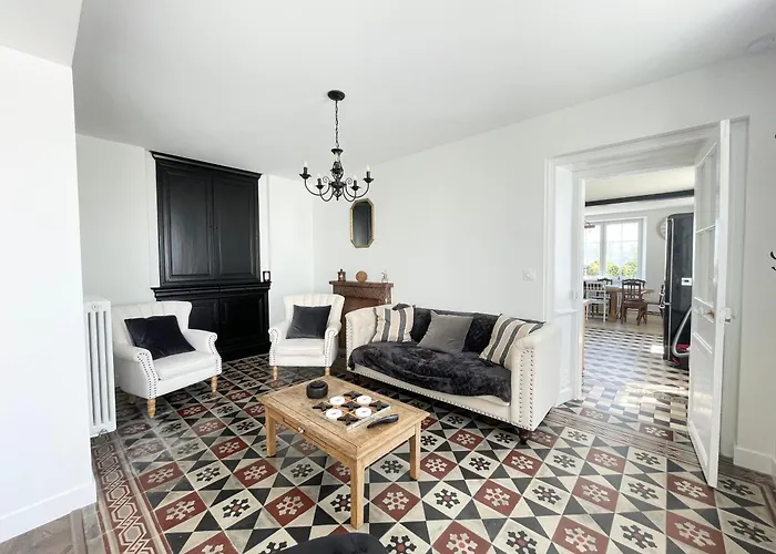 La Clairiere Maison Spacieuse Renovee Joliment Decoree Confort 12 P 2 Sdb 2 Wc Grand Jardin Clos, Belle Terrasse Amenagee, Parking Privatif, Ping Pong Baby Foot Proche Omaha Et Bayeux, Chiens Bienvenus