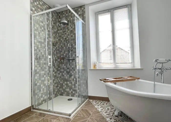 La Clairiere Maison Spacieuse Rénovée Joliment Décorée Confort 12 P 2 Sdb 2 Wc Grand Jardin Clos, Belle Terrasse Aménagée, Parking Privatif, Ping Pong Baby Foot Proche Omaha Et Bayeux, Chiens Bienvenus *