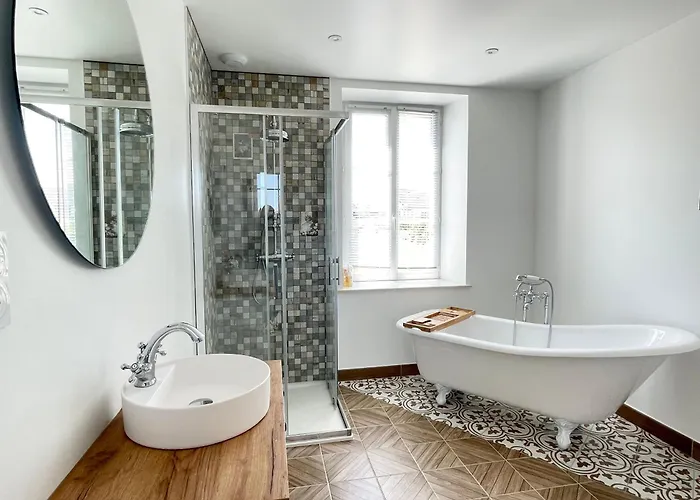 La Clairiere Maison Spacieuse Rénovée Joliment Décorée Confort 12 P 2 Sdb 2 Wc Grand Jardin Clos, Belle Terrasse Aménagée, Parking Privatif, Ping Pong Baby Foot Proche Omaha Et Bayeux, Chiens Bienvenus Hébergement de vacances *