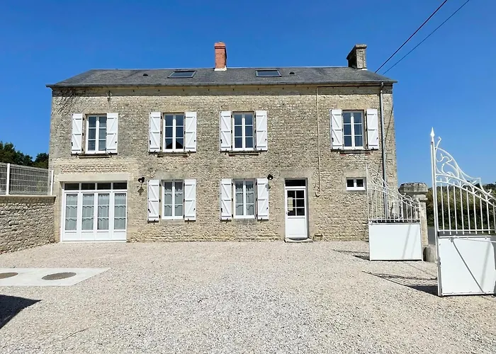 La Clairiere Maison Spacieuse Rénovée Joliment Décorée Confort 12 P 2 Sdb 2 Wc Grand Jardin Clos, Belle Terrasse Aménagée, Parking Privatif, Ping Pong Baby Foot Proche Omaha Et Bayeux, Chiens Bienvenus Hébergement de vacances *