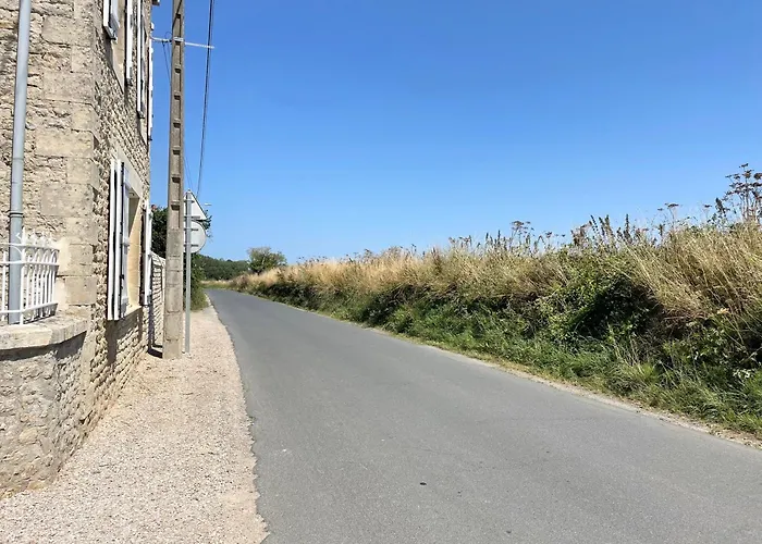 Hébergement de vacances La Clairiere Maison Spacieuse Rénovée Joliment Décorée Confort 12 P 2 Sdb 2 Wc Grand Jardin Clos, Belle Terrasse Aménagée, Parking Privatif, Ping Pong Baby Foot Proche Omaha Et Bayeux, Chiens Bienvenus Crouay