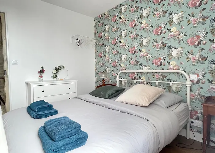 La Clairiere Maison Spacieuse Rénovée Joliment Décorée Confort 12 P 2 Sdb 2 Wc Grand Jardin Clos, Belle Terrasse Aménagée, Parking Privatif, Ping Pong Baby Foot Proche Omaha Et Bayeux, Chiens Bienvenus Hébergement de vacances Crouay