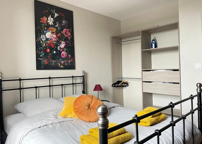 Hébergement de vacances La Clairiere Maison Spacieuse Rénovée Joliment Décorée Confort 12 P 2 Sdb 2 Wc Grand Jardin Clos, Belle Terrasse Aménagée, Parking Privatif, Ping Pong Baby Foot Proche Omaha Et Bayeux, Chiens Bienvenus