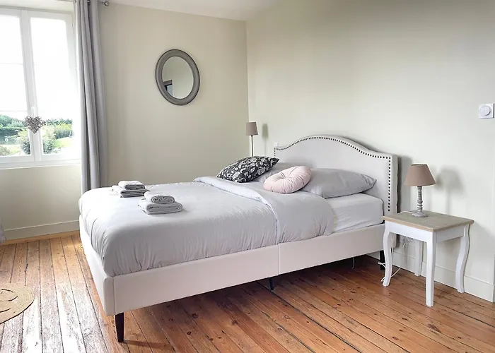 La Clairiere Maison Spacieuse Rénovée Joliment Décorée Confort 12 P 2 Sdb 2 Wc Grand Jardin Clos, Belle Terrasse Aménagée, Parking Privatif, Ping Pong Baby Foot Proche Omaha Et Bayeux, Chiens Bienvenus Hébergement de vacances *