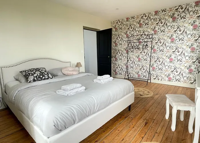 La Clairiere Maison Spacieuse Rénovée Joliment Décorée Confort 12 P 2 Sdb 2 Wc Grand Jardin Clos, Belle Terrasse Aménagée, Parking Privatif, Ping Pong Baby Foot Proche Omaha Et Bayeux, Chiens Bienvenus