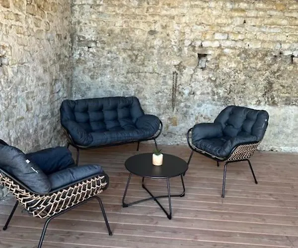 La Clairiere Maison Spacieuse Rénovée Joliment Décorée Confort 12 P 2 Sdb 2 Wc Grand Jardin Clos, Belle Terrasse Aménagée, Parking Privatif, Ping Pong Baby Foot Proche Omaha Et Bayeux, Chiens Bienvenus Hébergement de vacances Crouay